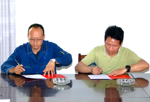 公司黨委書記方念實(shí)與低壓導(dǎo)線車間黨支部書記董亞民簽訂社會(huì)治安綜合治理責(zé)任書