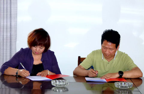公司黨委書記方念實(shí)與機(jī)關(guān)第二黨支部書記施蕓簽訂社會(huì)治安綜合治理責(zé)任書